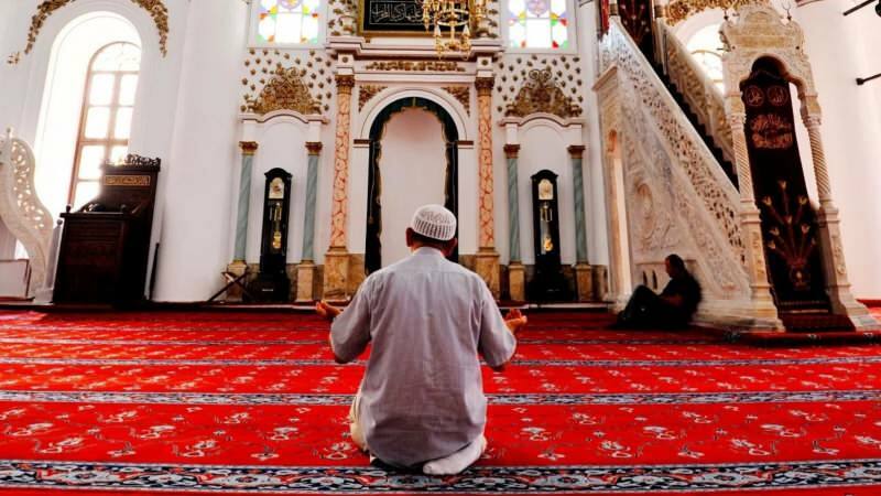 Como a oração é realizada antes? Quantos rakats de oração de adoração?