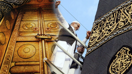 Quais são as características da capa Kaaba? Por quem foi coberto pela primeira vez?