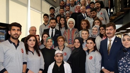 Primeira-dama Erdoğan se encontra com jovens em Mardin