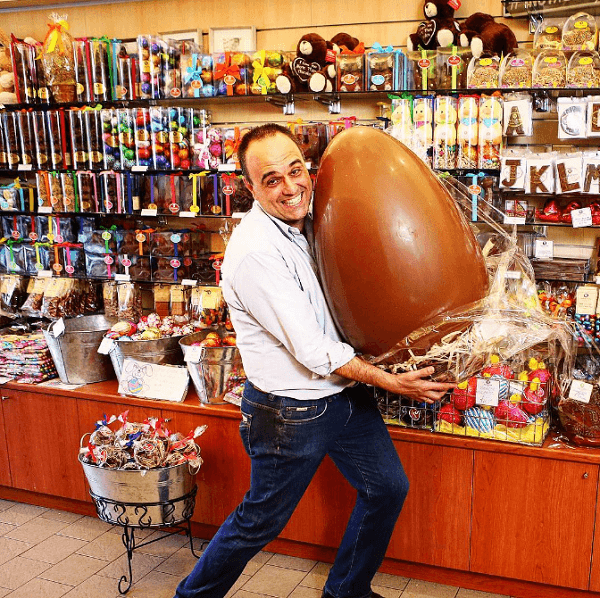 John Kapos criou um Snapchat, inspirado em um grande ovo de Páscoa de chocolate.