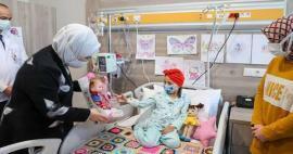 Emine Erdogan visitou crianças com câncer! 