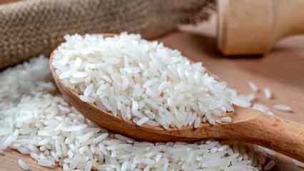 O arroz deve ser mantido em água? O arroz é cozido sem manter o arroz na água?