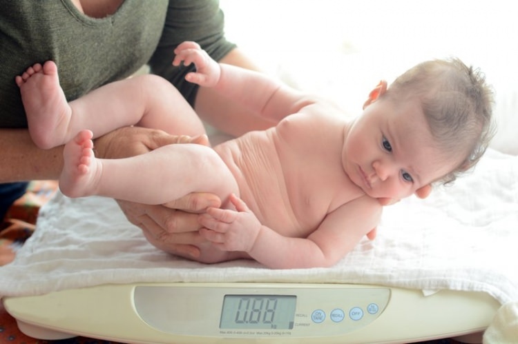 Como medir a altura e o peso dos bebês