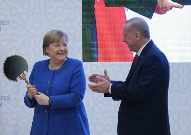 o momento em que Angela Merkel recebeu um presente do Presidente Erdogan 