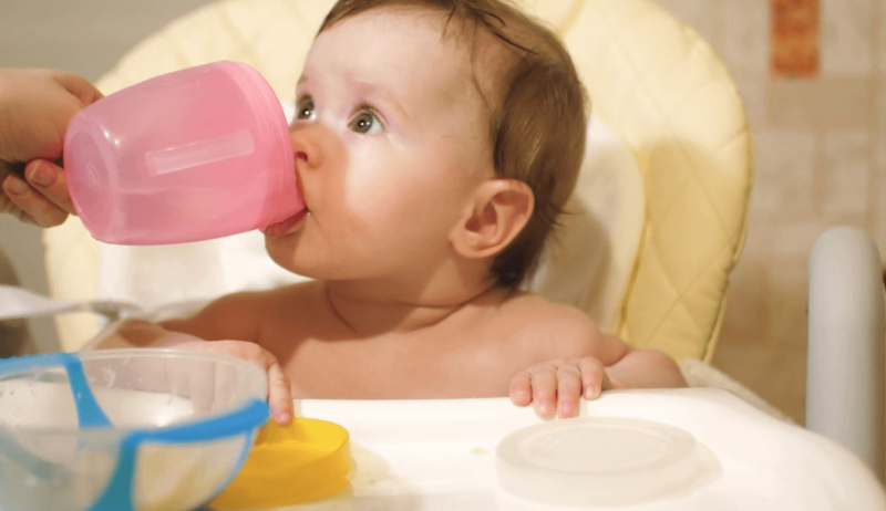 Quanta água deve ser dada aos bebês?