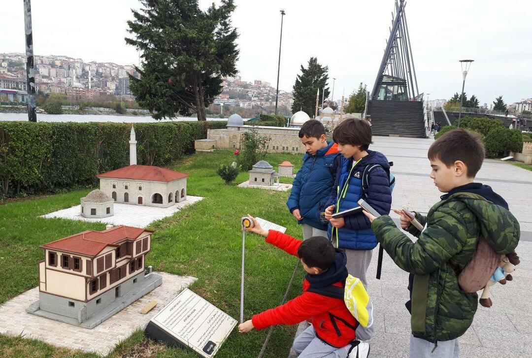 Cenas do Parque e Museu Miniatura Türkiye