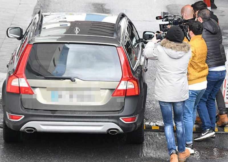 Kenan imirzalıoğlu, que entrou em seu carro, saiu dali.