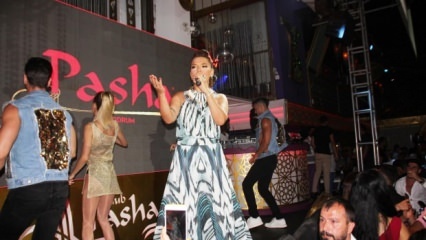 Demet Akalın fez um concerto com seu vestido de 10 anos