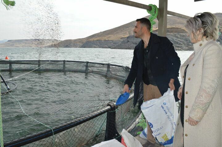 Kürşat Kılıç deixou o banco e se tornou um produtor de peixes com sua esposa!