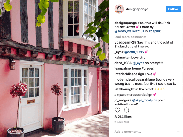 A DesignSponge incentiva os seguidores do Instagram a contribuírem com fotos com base em uma hashtag em constante mudança que define um tema.