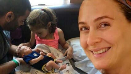 A nova mãe Ceyda Düvenci mostrou o rosto do filho
