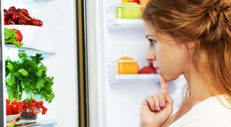 Qual alimento é colocado em qual prateleira da geladeira? O que deve estar em qual prateleira da geladeira?