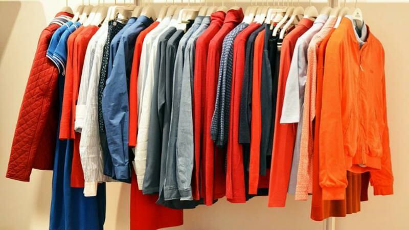 Como comprar roupas em segunda mão? Coisas a ter cuidado ao comprar roupas em segunda mão