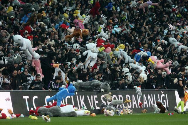 Brinquedos jogados na partida do Beşiktaş