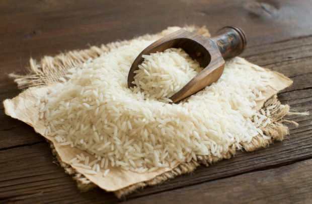 O arroz deve ser mantido em água? O arroz é cozido sem manter o arroz na água?