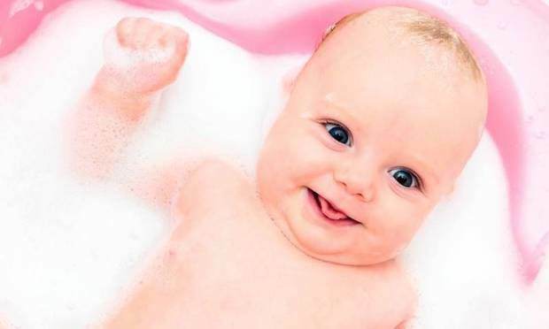 Se o seu bebê engolir água enquanto toma banho ..