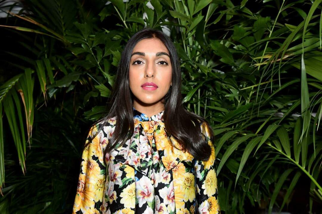 O poeta canadense Rupi Kaur resistiu à Casa Branca! "Parem o genocídio"