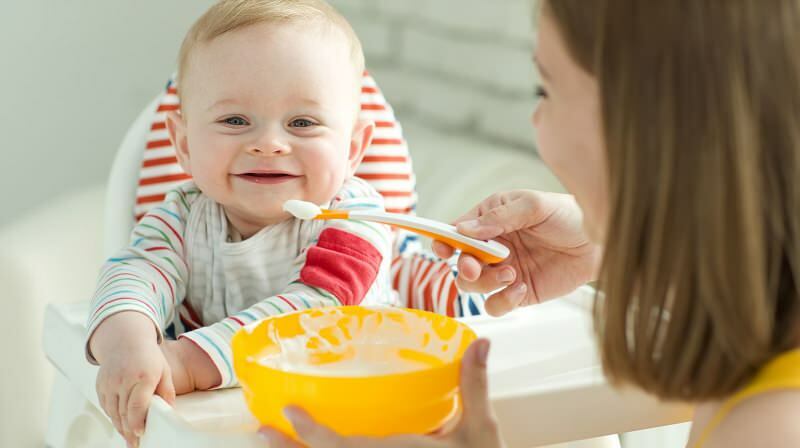 Em que mês o pudim de bebê é iniciado? Receita de creme de leite semolina simples