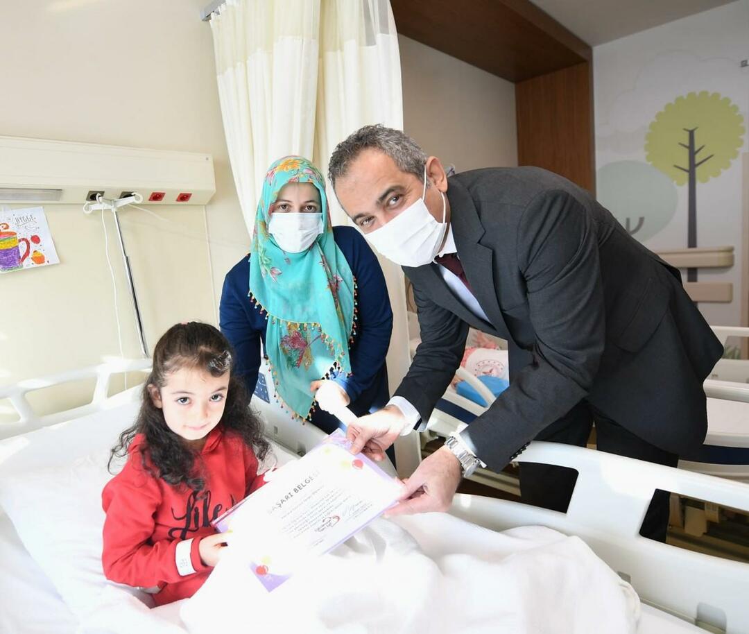 Emine Erdoğan transmitiu seus desejos de cura às crianças que foram tratadas no hospital