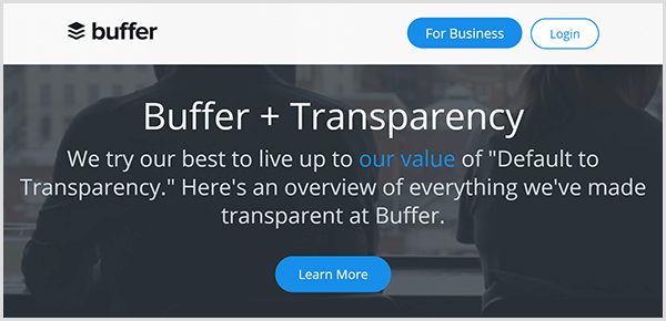 A página da Web do Buffer para a transparência radical da empresa tem um fundo escuro com o texto Tentamos nosso melhor para corresponder ao nosso valor de transparência padrão. Aqui está uma visão geral de tudo que tornamos transparente no Buffer. Um botão azul Saiba mais aparece abaixo do texto.