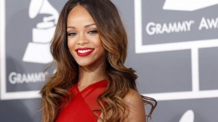 Rihanna: lição de equitação on-line de batom vermelho