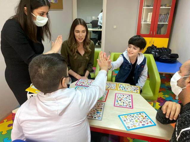 Visita significativa de Mustafa Konak, filho de Burcu Biricik, com autismo na série de TV 'Fatma'