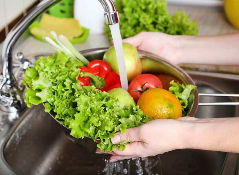 Como as frutas e os vegetais devem ser lavados? Esses erros causam envenenamento!
