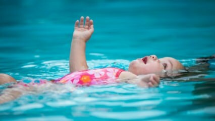 Os bebês podem nadar na piscina ou no mar?