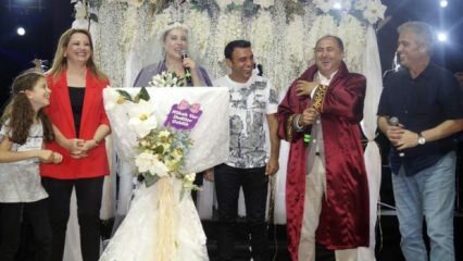 Casamento surpresa no palco por Funda Arar