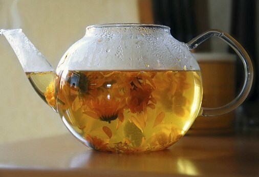 Se você derramar água fervente enquanto prepara o chá de ervas ...