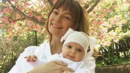 Nova pose da mãe Özge Özder com sua filha! Eva Luna toda a atenção ...
