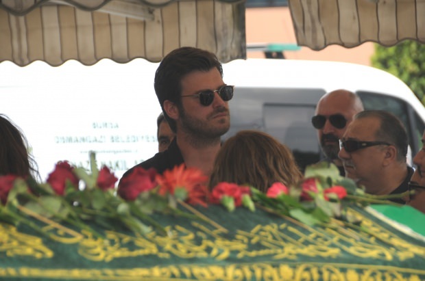 Kivanc Tatlitug no funeral do pai de Virgem