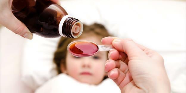 Ao dar remédios para seus filhos, tenha cuidado para dar a dose recomendada pelo médico.