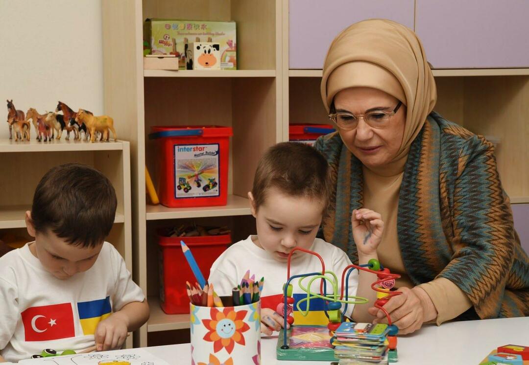 Emine Erdogan brincou com crianças ucranianas