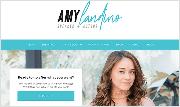 O site de Amy Landino reflete sua nova marca pessoal. O site tem cores de destaque turquesa. O título diz Amy Landino Oradora e autora. Uma foto de Amy aparece sob a barra de navegação com uma caixa que diz Pronto para ir atrás do que você deseja? Um botão azul diz "Vamos fazer isso".