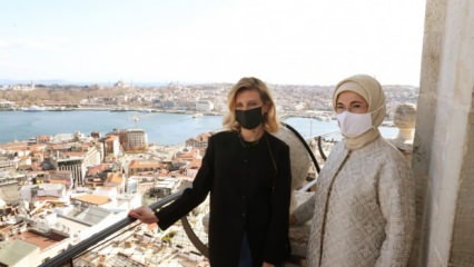 A primeira-dama Erdoğan e a esposa do presidente ucraniano Zelensky, Olena Zelenska, visitam Galata