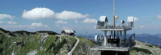 torre de rádio em uma montanha na Áustria