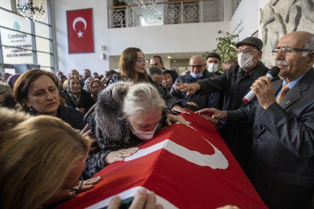 O pai de Özge Ulusoy se despediu de sua última viagem