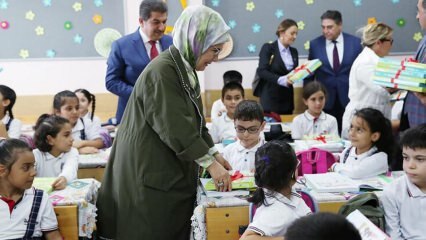 A primeira-dama Erdoğan entregou cadernos aos estudantes!