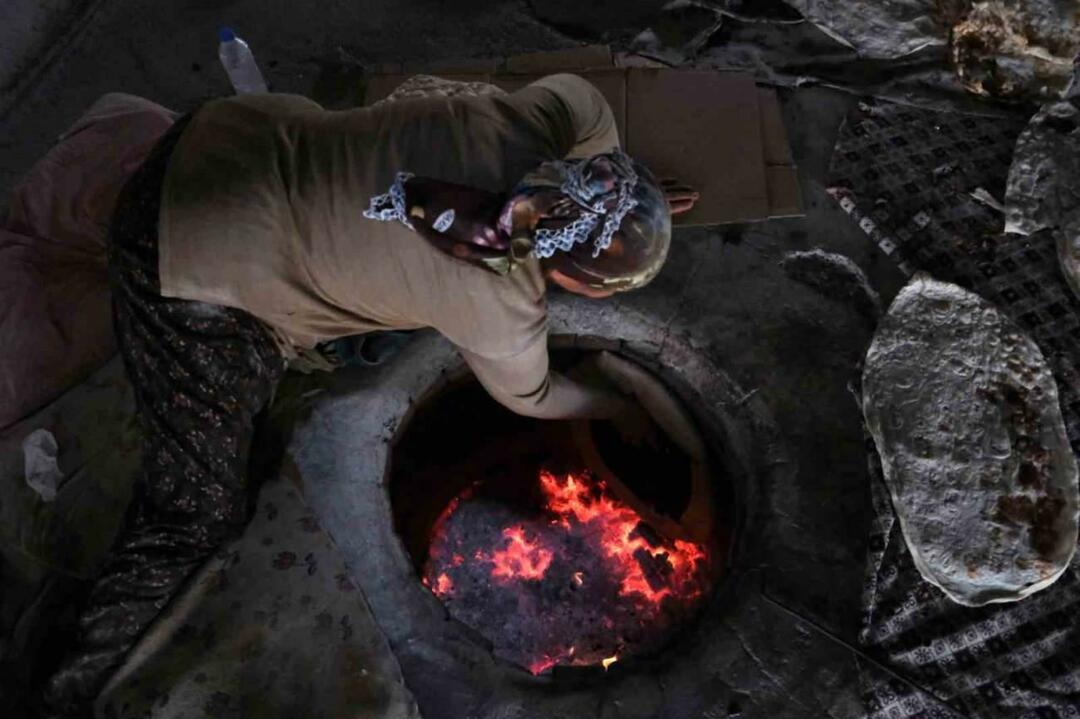 Ele deixou sua aldeia nas montanhas e se tornou o chefe da padaria que abriu! Fazendo pão tandoori...