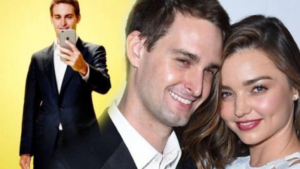Miranda Kerr, a esposa modelo do fundador do Snapchat, o rosto de Evan está inchado!