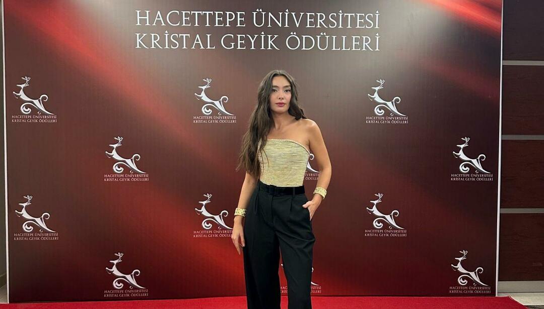 Neslihan Atagül na cerimônia de premiação 