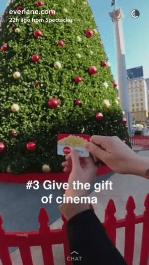 A história do Snapchat de Everlane mostrou um embaixador da marca distribuindo um vale-presente de um filme.