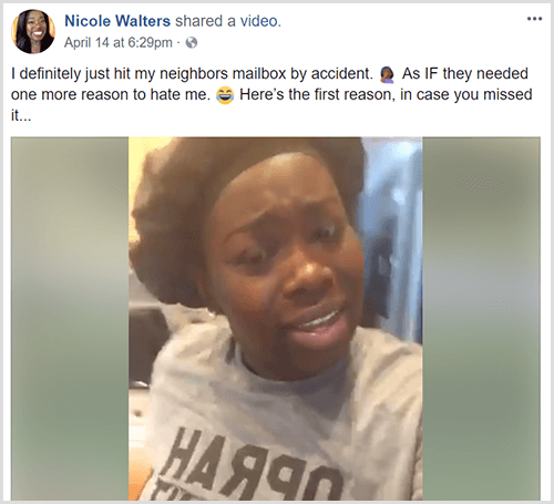 Nicole Walters postou um vídeo no Facebook com uma introdução em texto que diz que ela acabou de acessar a caixa de correio do vizinho por acidente. Nicole está usando um lenço preto e uma camiseta cinza.