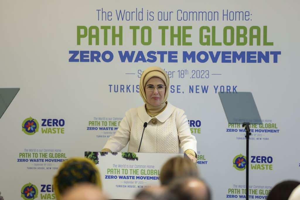 Emine Erdoğan Rumo a um programa do Movimento Global de Resíduos Zero compartilhamento de mídia social