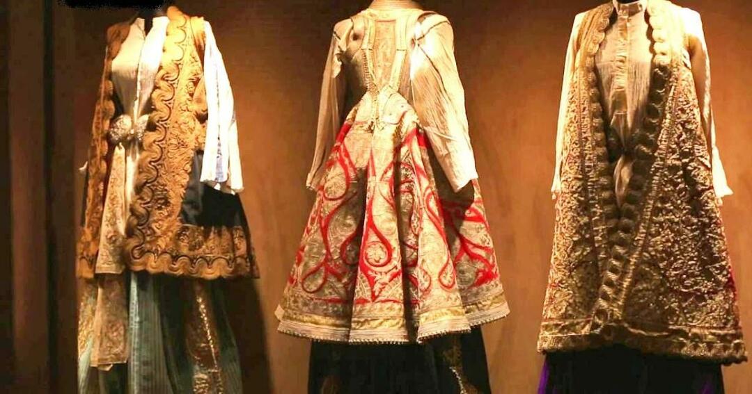 Como eram as roupas femininas no palácio otomano nos séculos 18 e 19?