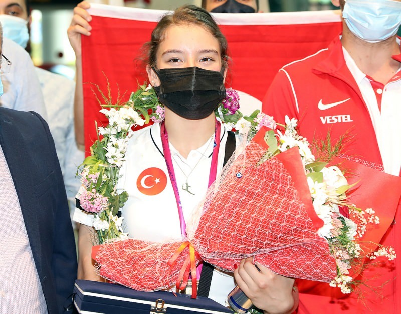 A ginasta nacional Ayşe Begüm Onbaşı está de volta em casa!