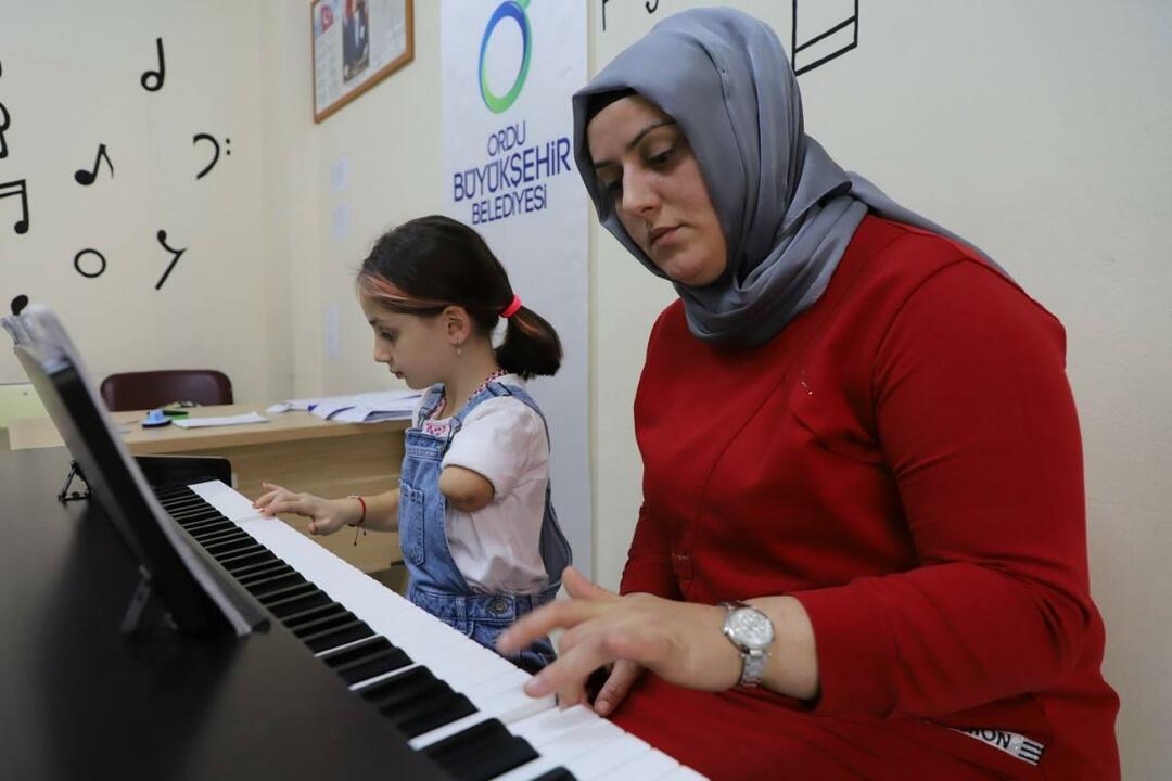 Zeynep está aprendendo a tocar piano com a mãe