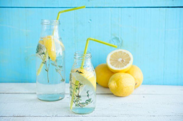 Beber água com limão com o estômago vazio pela manhã a enfraquece? Receita de água com limão para perder peso