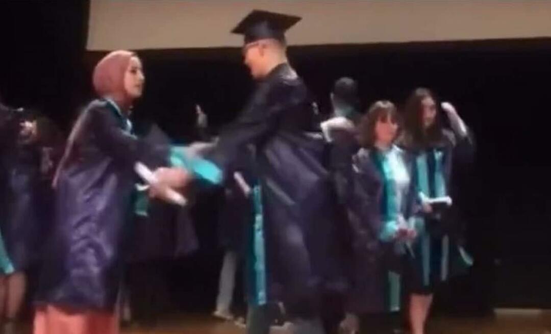 Momentos interessantes na cerimônia de formatura! Ela empurrou o namorado que queria abraçá-la assim